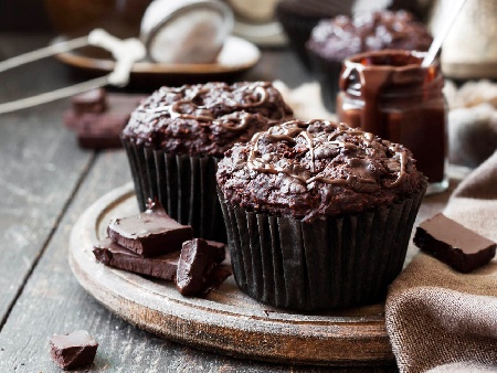Шоколадови ванилови мъфини с течен шоколад нутела в центъра (по средата) - снимка на рецептата